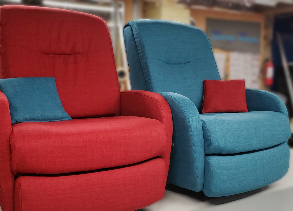 Des Canevas - Un divan rouge et un divan bleu à droite