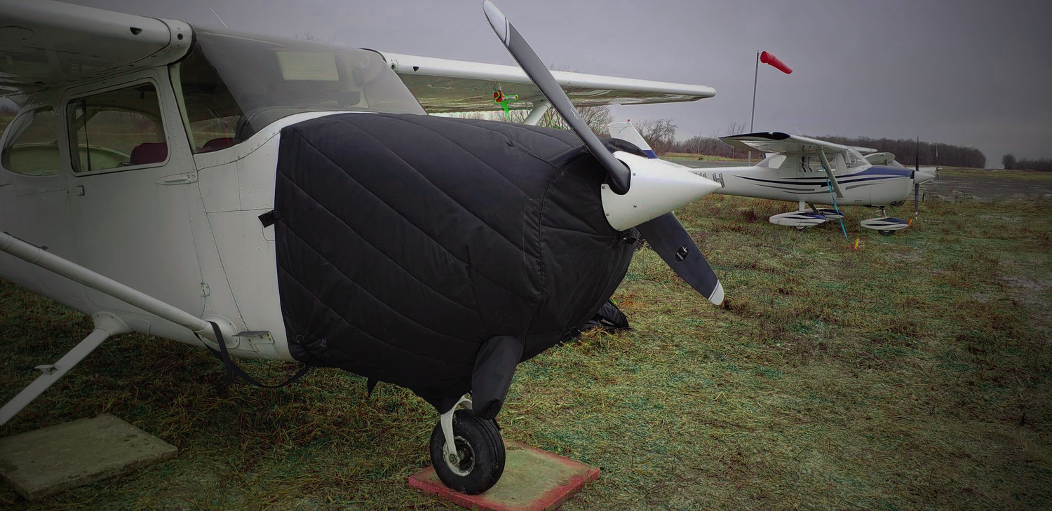 Avion avec un manteau sur le moteur