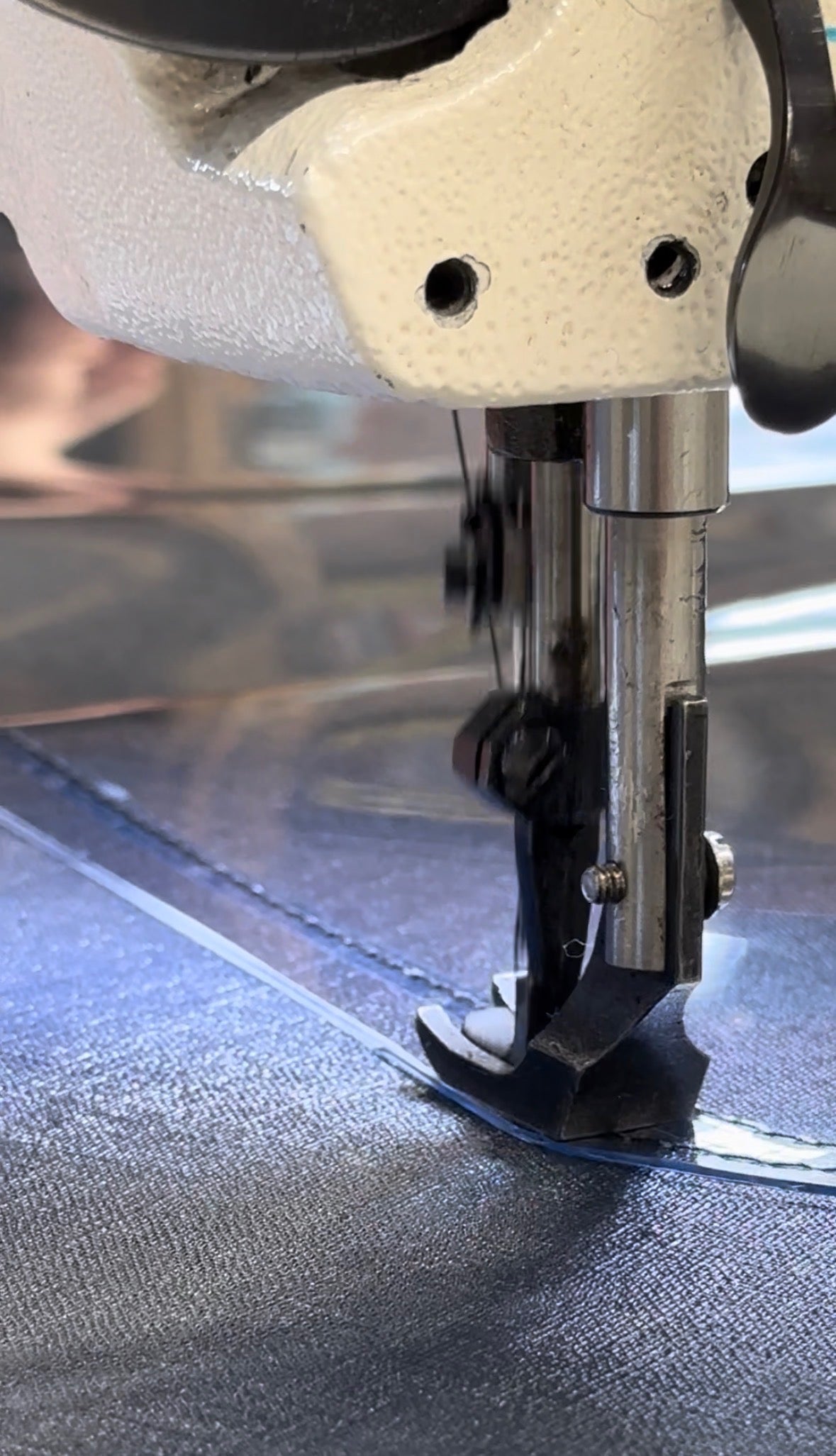 Couture d’une toile sur une machine à coudre — Des Canevas