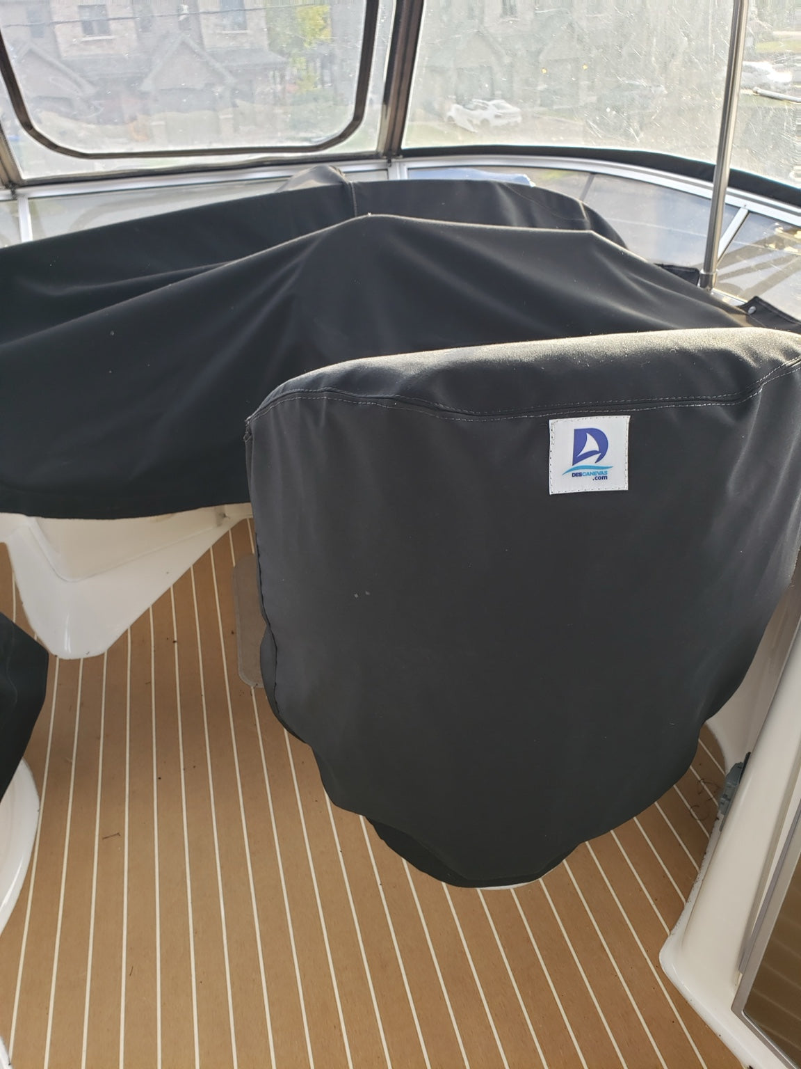 Housses de protection installées dans un bateau
