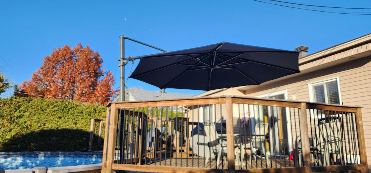 Parasol déporté bleu sur une terrasse — Des Canevas